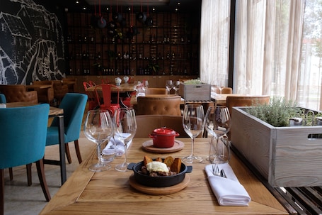 Se sirven desayunos, almuerzos y cenas; cocina local e internacional