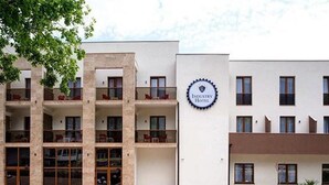 Un immeuble à plusieurs étages sur lequel on peut lire l’inscription « Industry Hotel ».
