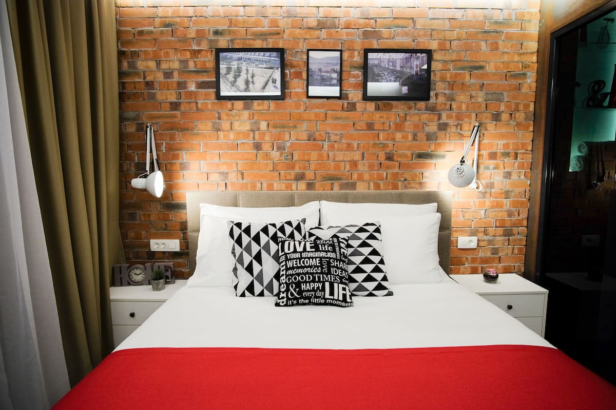 premium bedding, free minibar items, in-room safe, desk