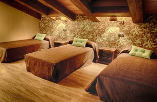 三人房 | 客房内保险箱、办公桌、遮光窗帘、隔音