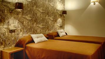 Habitació doble estàndard | Caixa forta a l'habitació, escriptori i cortines opaques