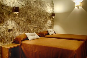 标准双人房 | 客房内保险箱、办公桌、遮光窗帘、隔音