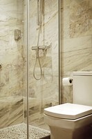 淋浴设施、免费洗浴用品、吹风机、毛巾