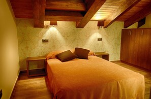 In-room safe, desk, blackout drapes, soundproofing - Le Petit León (León)