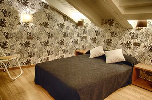 In-room safe, desk, blackout drapes, soundproofing - Le Petit León (León)