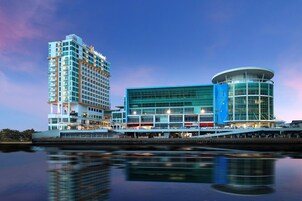 Fachada de la propiedad por la tarde o noche