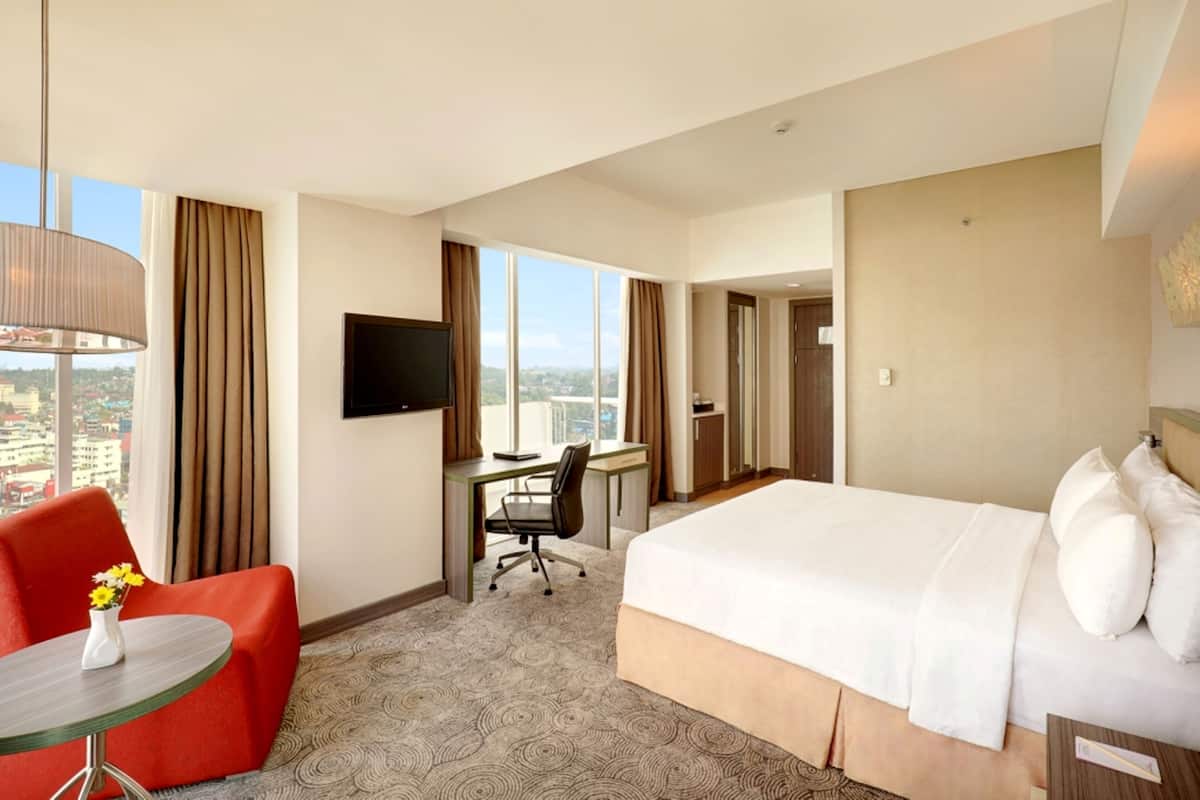 Premium bedding, in-room safe, desk, soundproofing