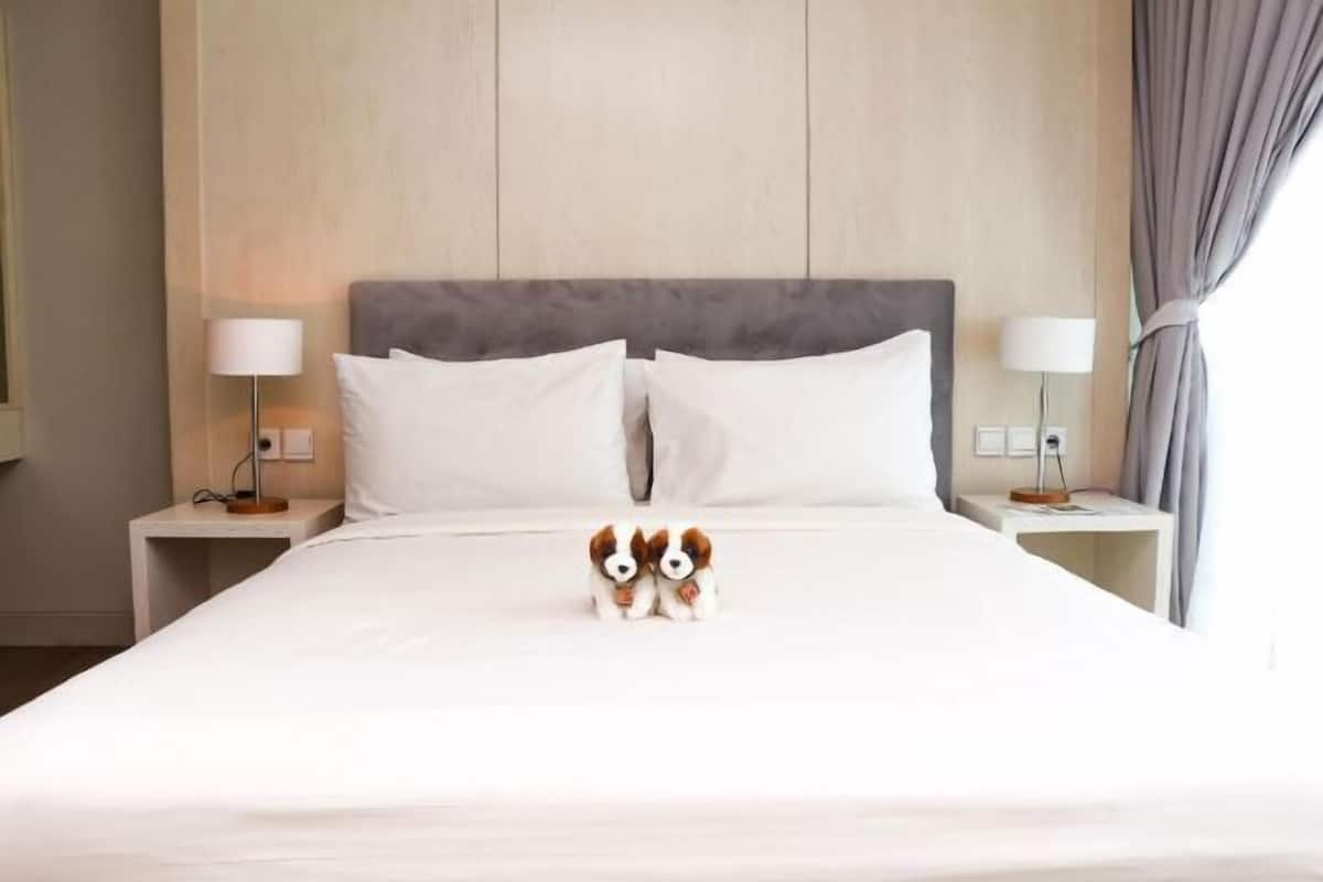 Luxe beddengoed, een kluis op de kamer, een bureau, geluiddichte muren