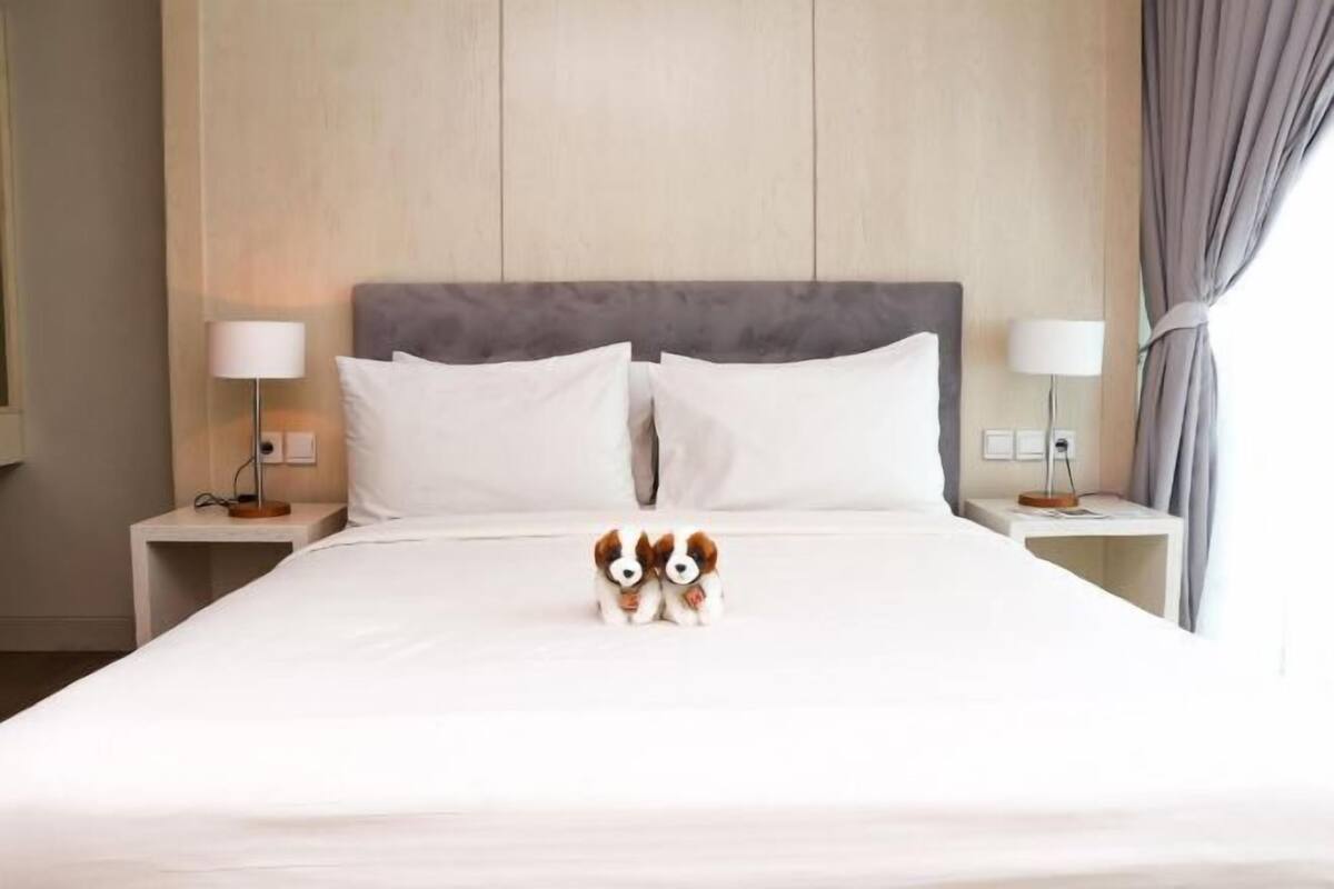 Premium bedding, in-room safe, desk, soundproofing