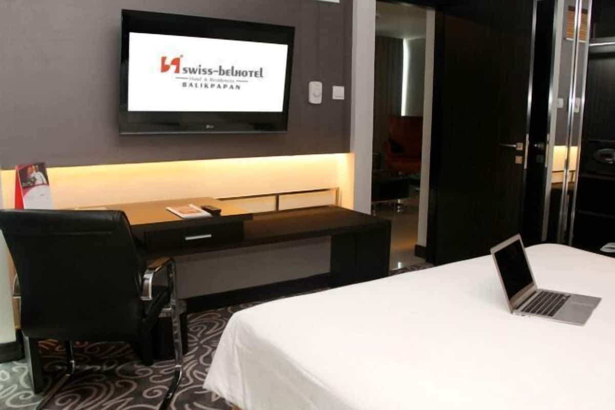 Premium bedding, in-room safe, desk, soundproofing