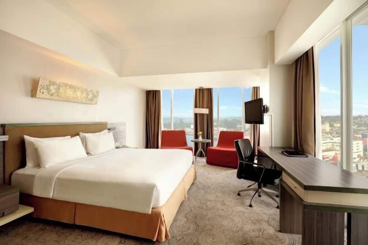 Premium bedding, in-room safe, desk, soundproofing