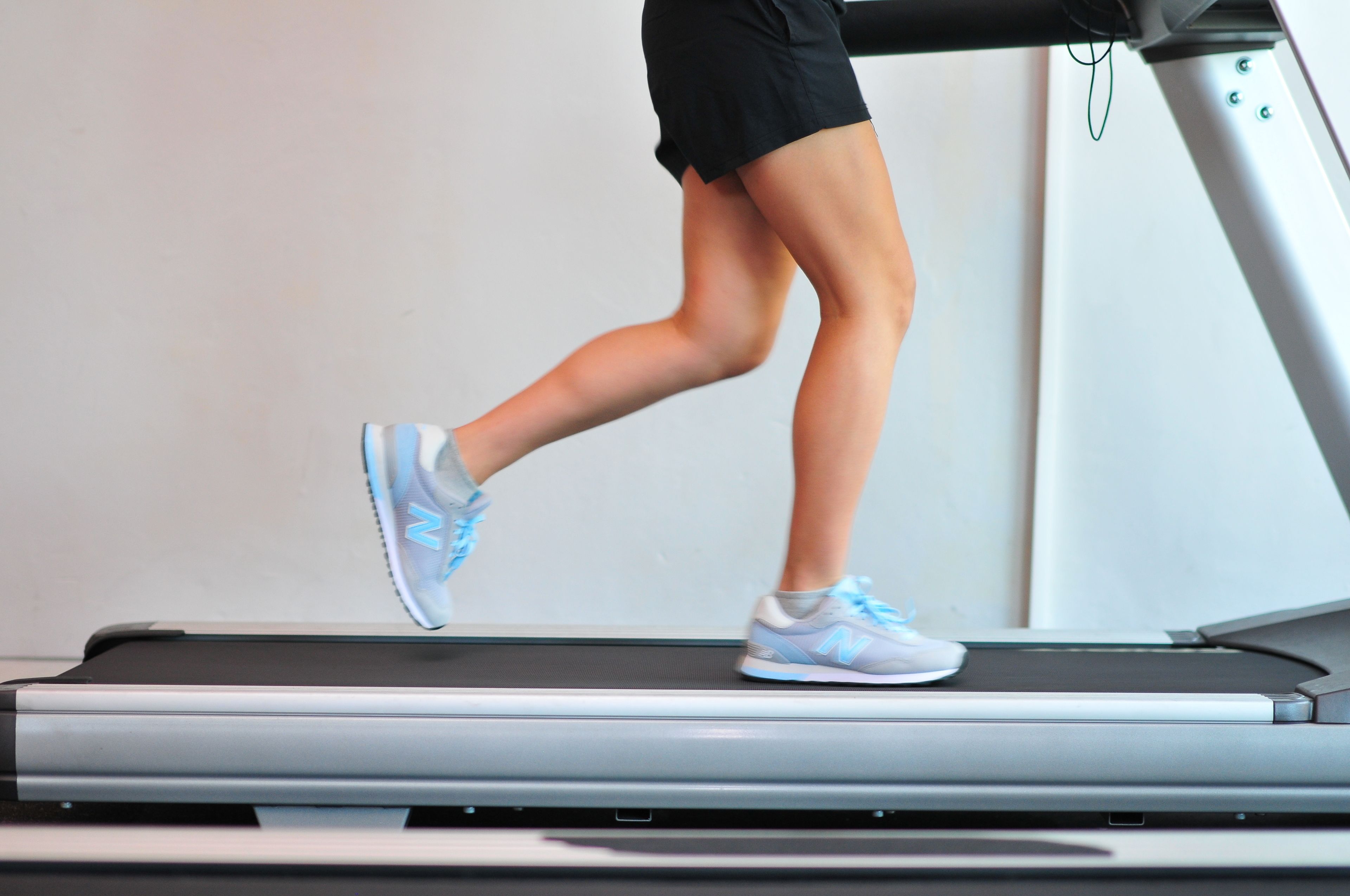 Une personne qui court sur un tapis de course.