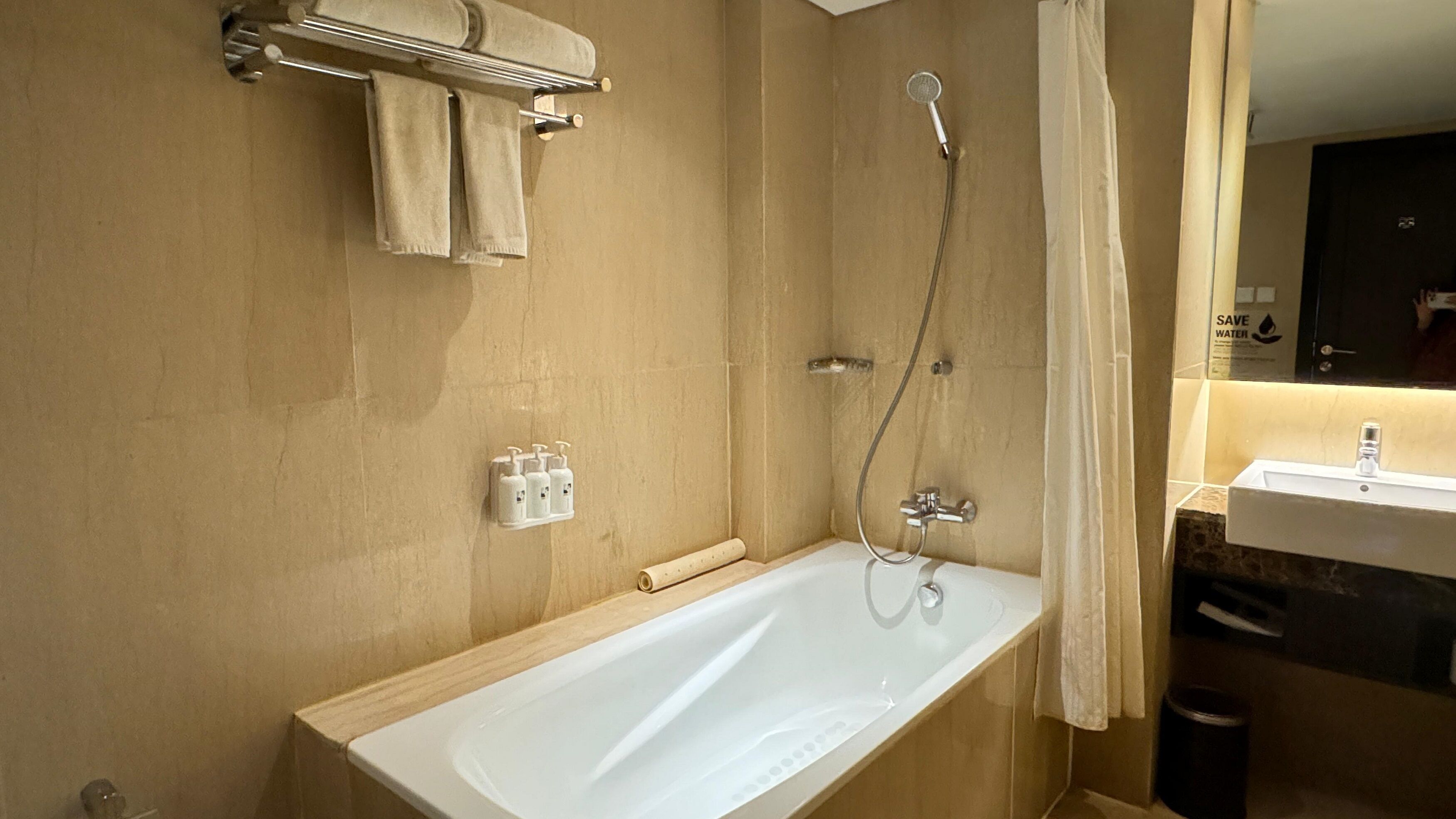 Un baño con bañera, ducha y lavamanos.