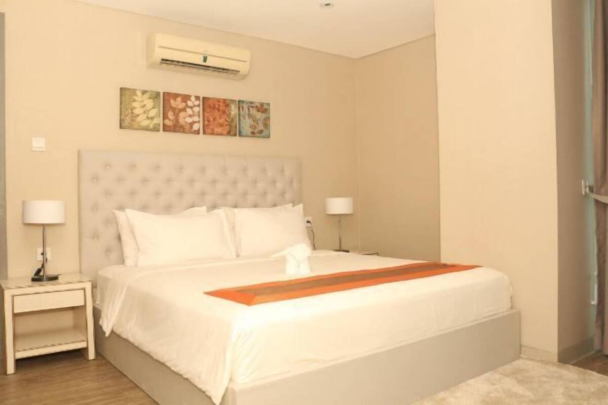 Premium bedding, in-room safe, desk, soundproofing