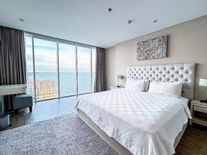 Executive Apartment | Premium bedding, in-room safe, desk, soundproofing - Swiss-Belhotel Balikpapan (Balikpapan)