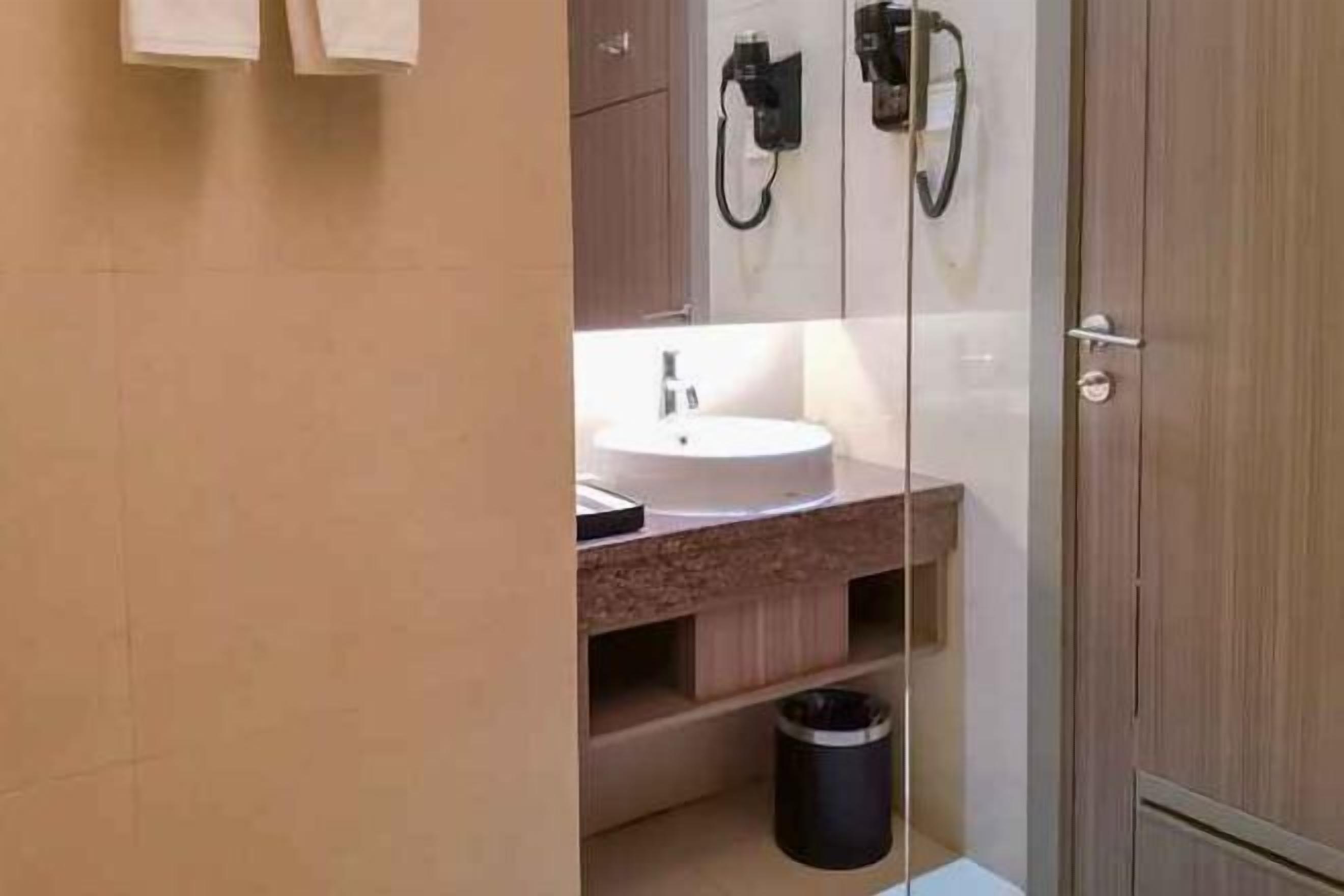 Regadera, amenidades de baño gratuitas, secadora de cabello, pantuflas 