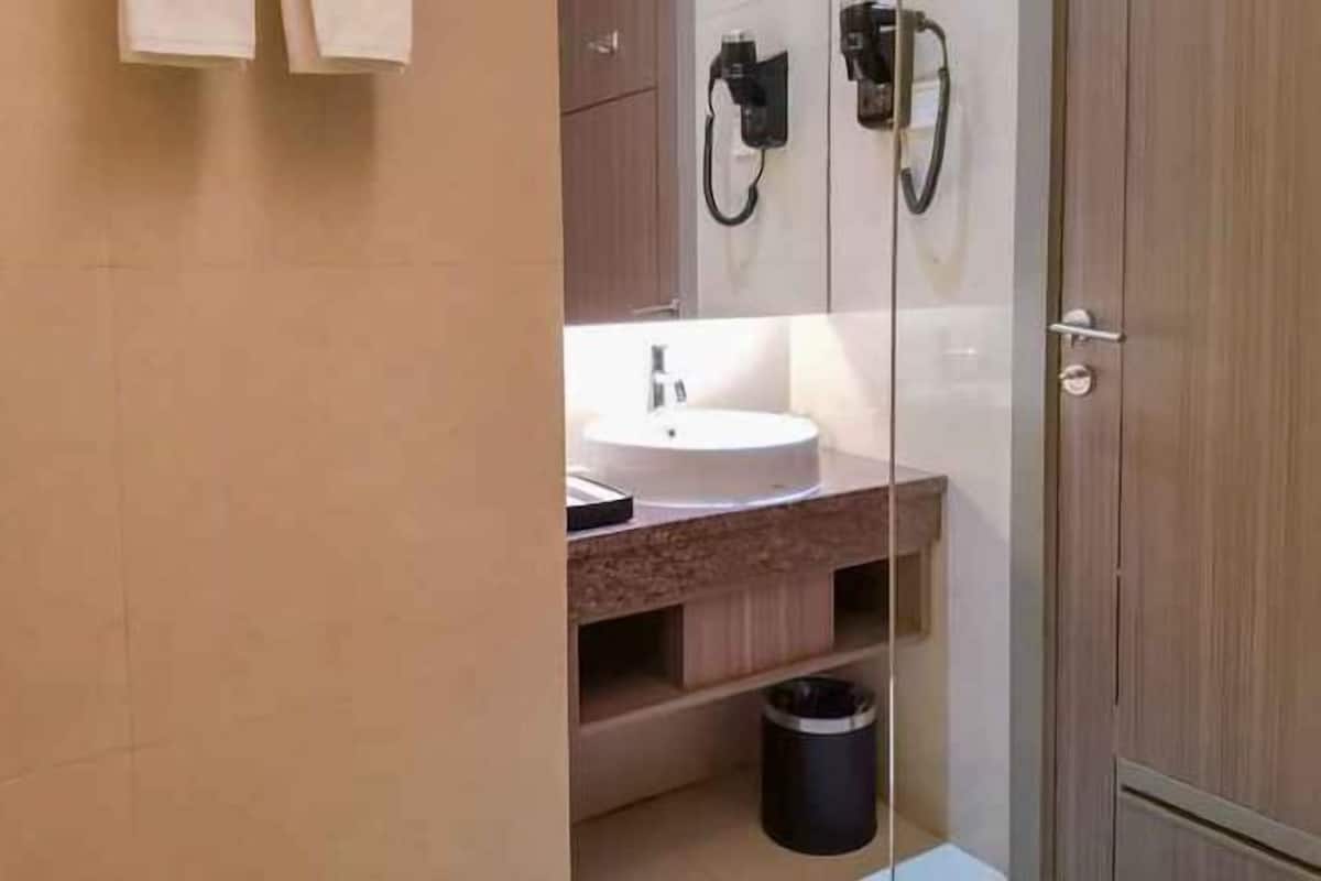 Regadera, amenidades de baño gratuitas, secadora de cabello, pantuflas