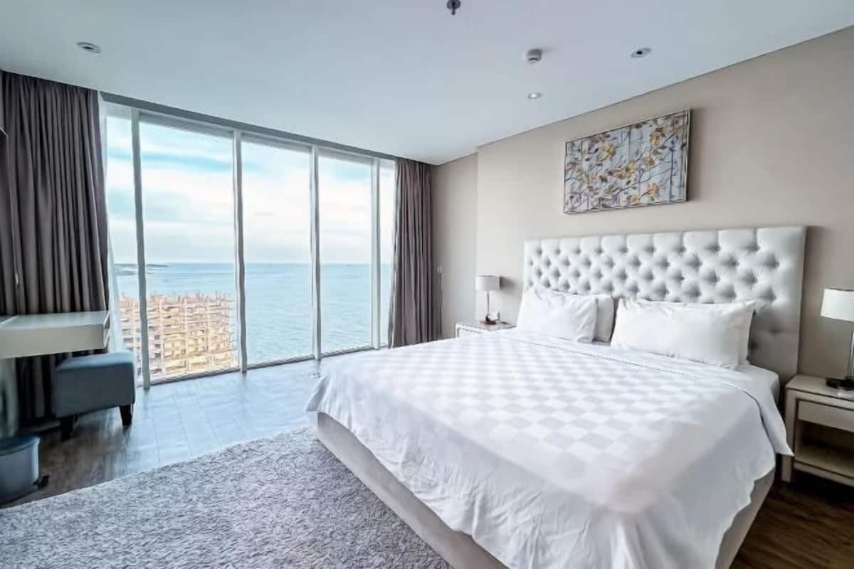Luxe beddengoed, een kluis op de kamer, een bureau, geluiddichte muren