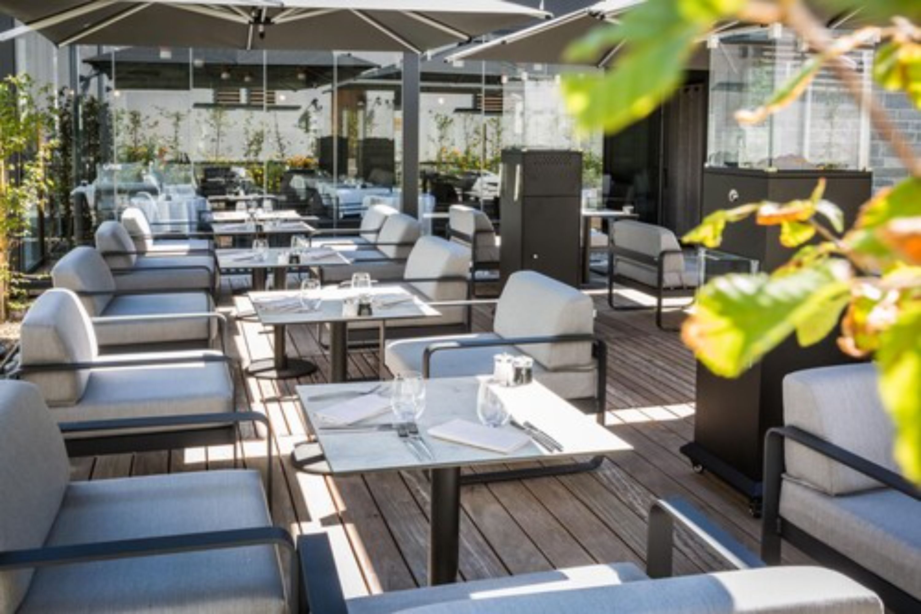 2 restaurants, breakfast, dinner served; french cuisine