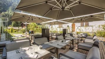 2 restaurantes; se sirven desayunos, cenas y cocina francesa
