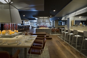 2 restaurantes; se sirven desayunos, cenas y cocina francesa