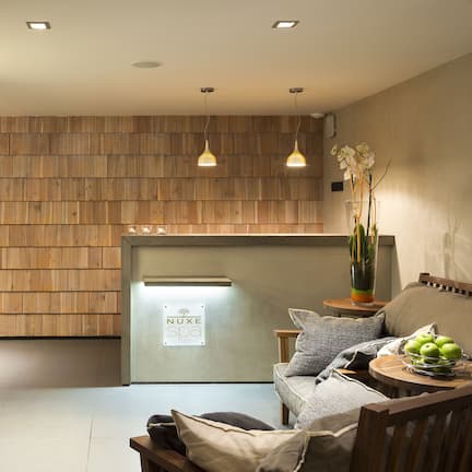 Salas de tratamiento para parejas, sauna y tina de hidromasaje