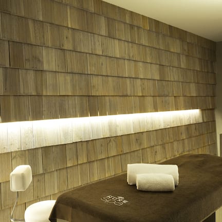 Salas de tratamiento para parejas, sauna y tina de hidromasaje