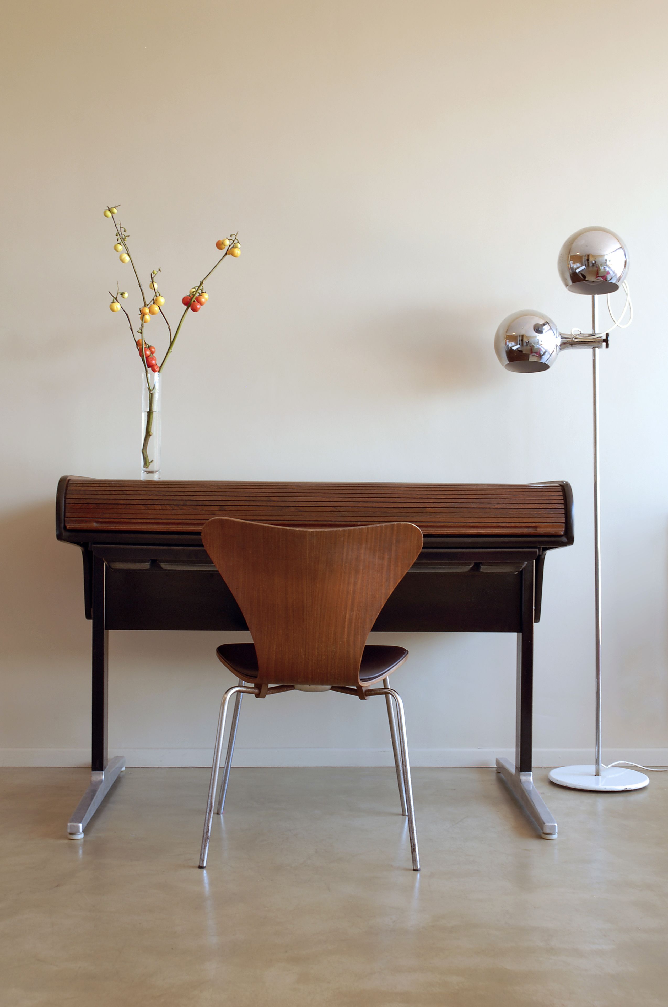 suite, poolside | living area