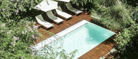 Piscina externa, funciona das 10h às 19h, espreguiçadeiras