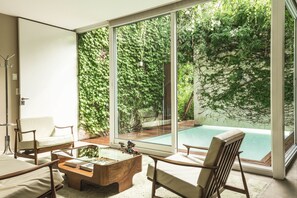 Garden Suite | 高档床上用品、羽绒被、加厚床垫、迷你吧