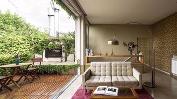 Suite, Poolside | Living area