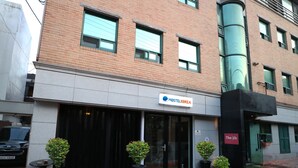 Un hostal con un letrero que dice 'Hostel Korea'.