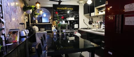 Een koelkast, een magnetron