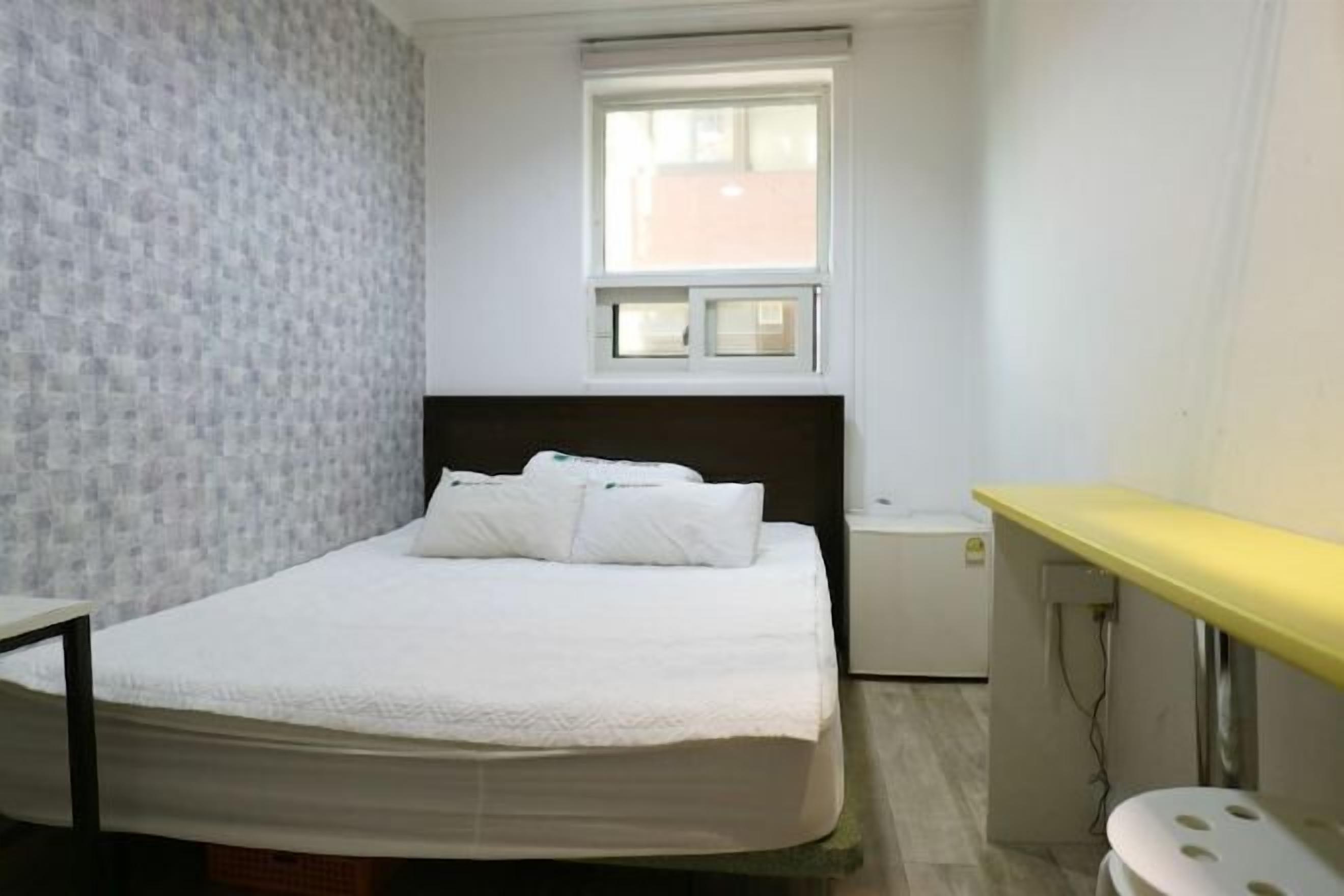 Desk, laptop workspace, iron/ironing board, free WiFi