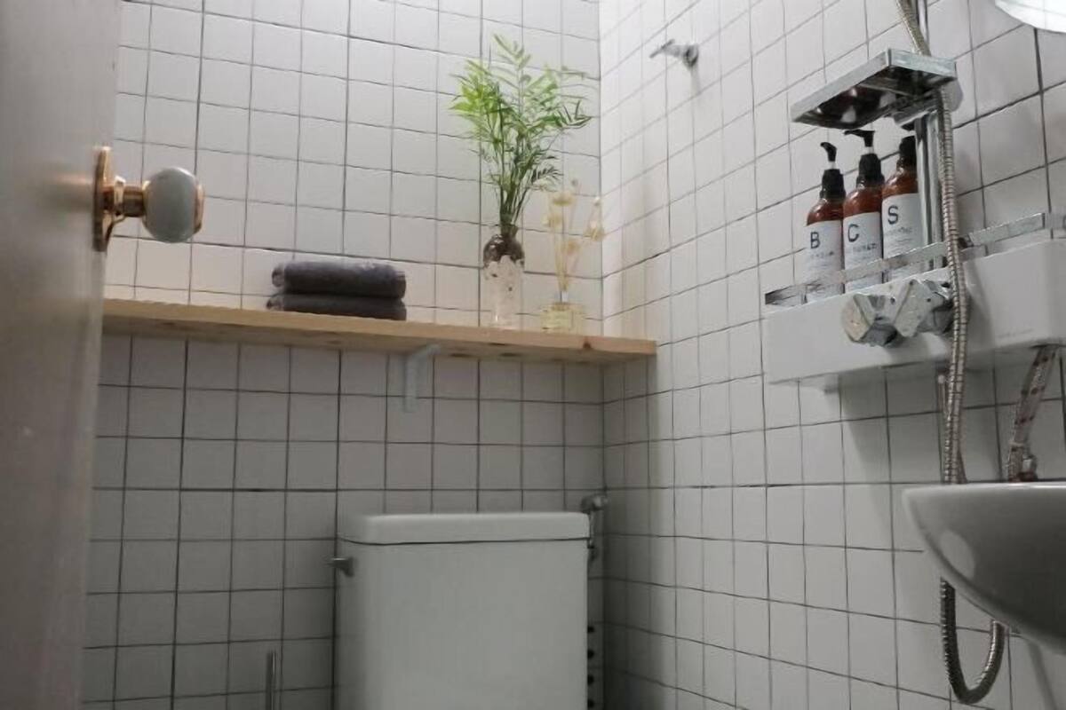 Bad | Dusj, hårføner, tøfler og håndklær