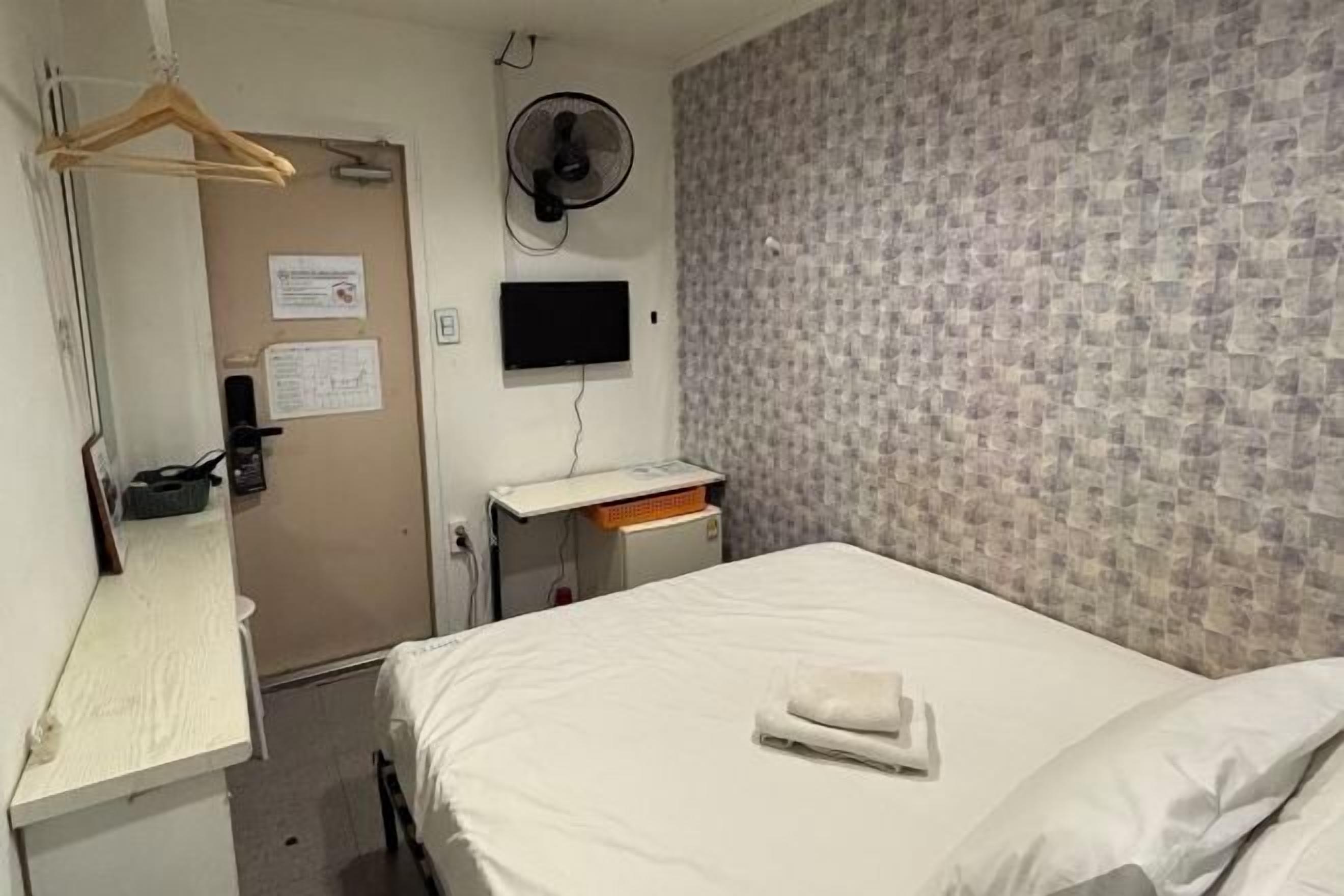 Iron/ironing board, free WiFi, bed sheets