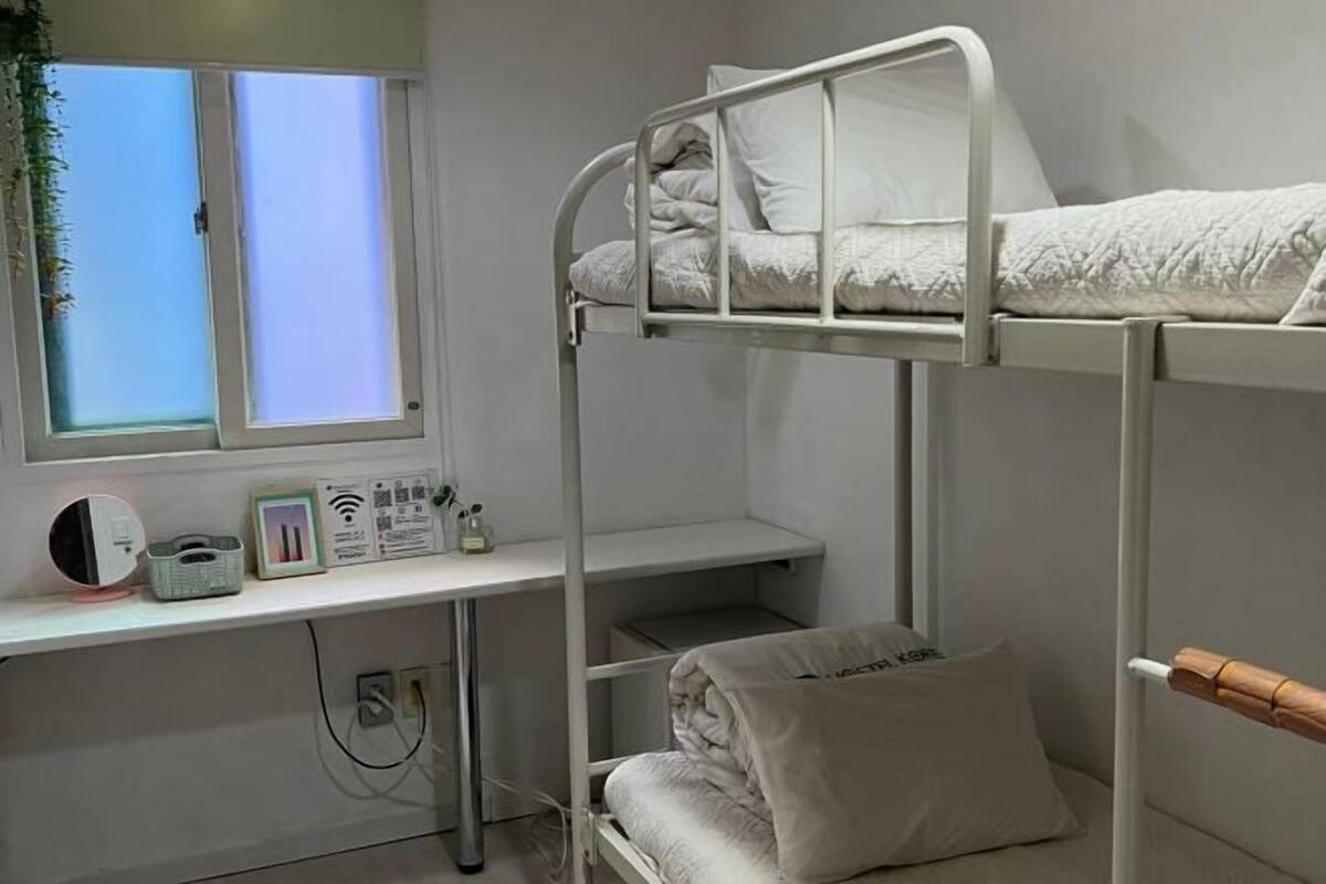 Skrivebord, skrivebord for bærbar PC og strykejern/-brett