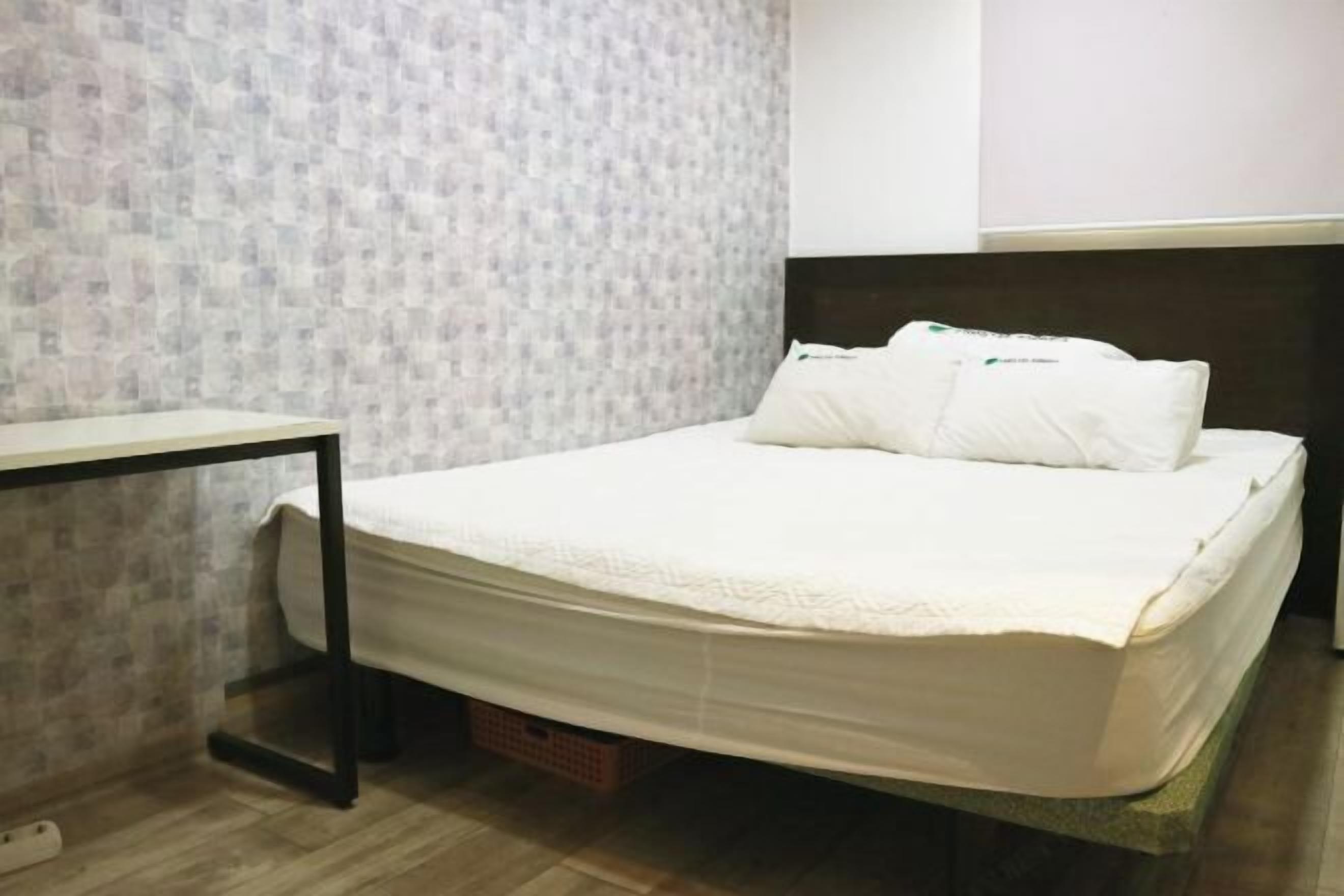 Desk, laptop workspace, iron/ironing board, free WiFi