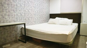 Desk, laptop workspace, iron/ironing board, free WiFi - Hostel Korea Original (Seoul)
