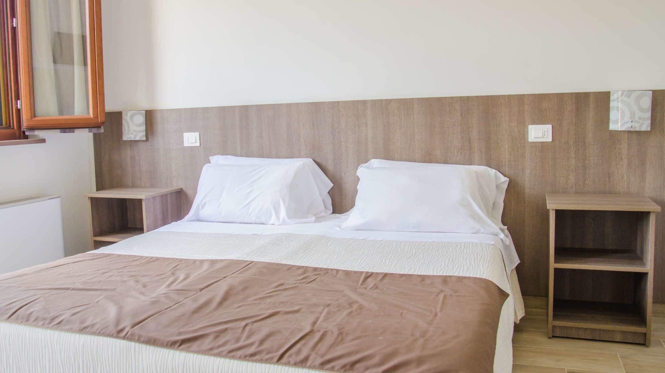 standard double room | down duvets, in-room safe, desk, free wifi