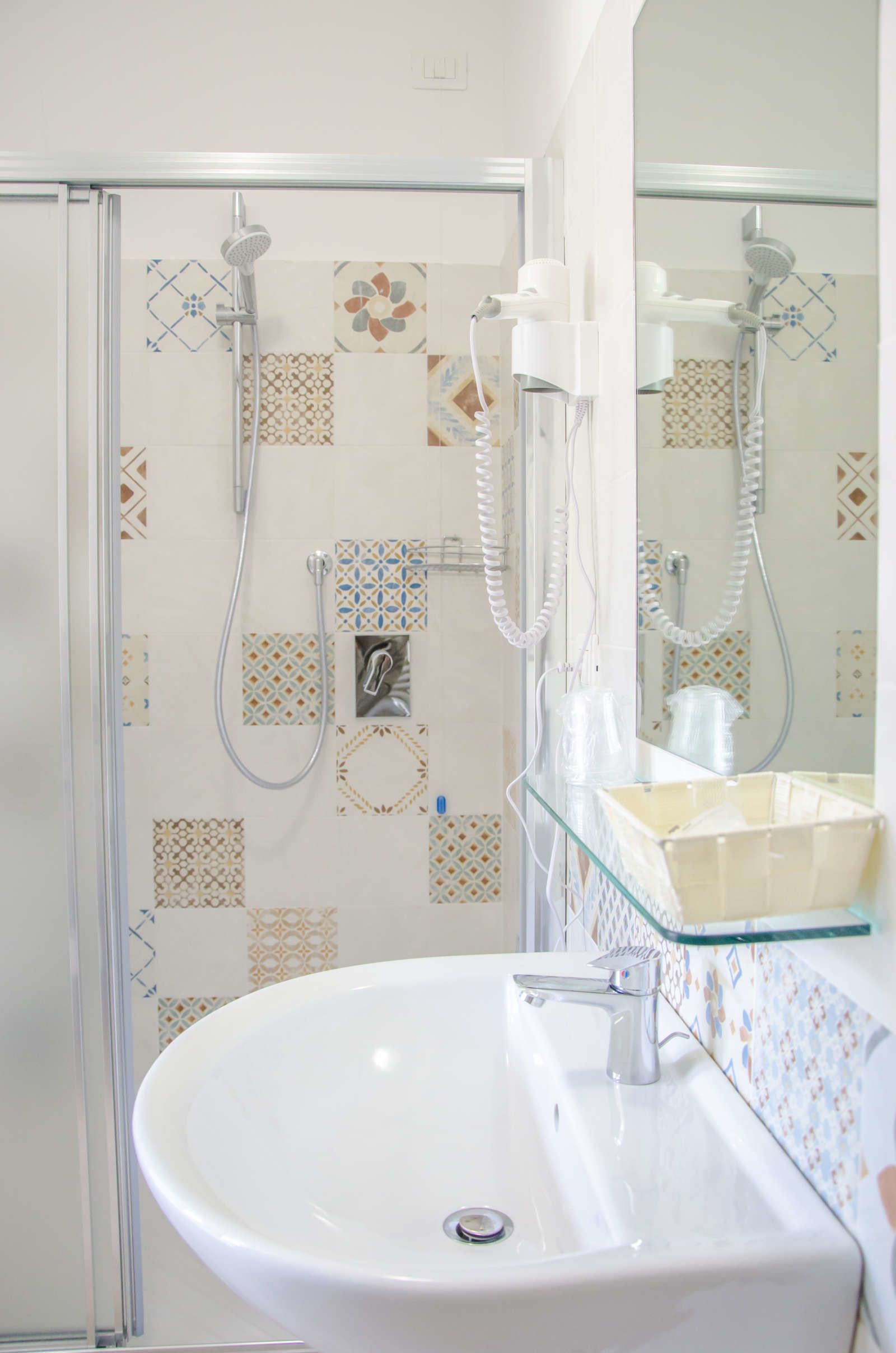 standard double room | bathroom | shower, free toiletries, hair dryer, bidet