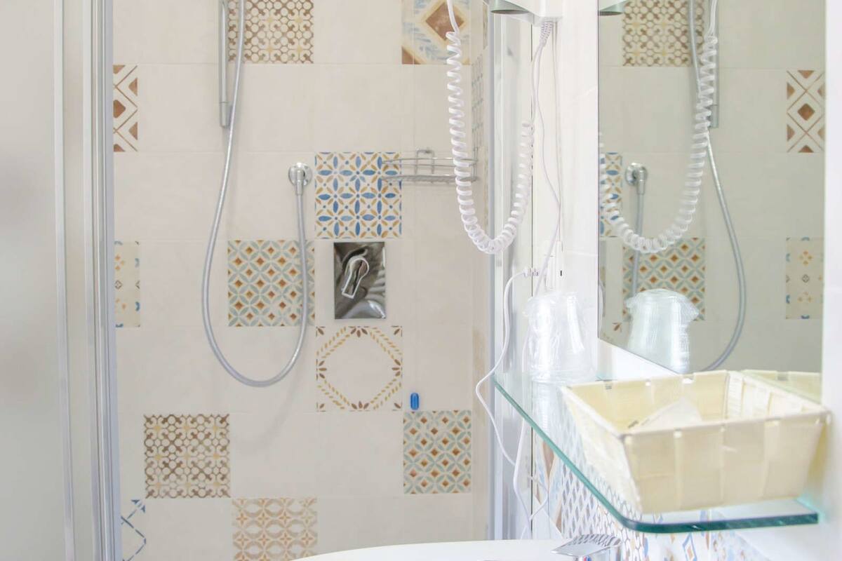 standard double room | bathroom | shower, free toiletries, hair dryer, bidet