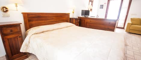 Down comforters, in-room safe, desk, free WiFi