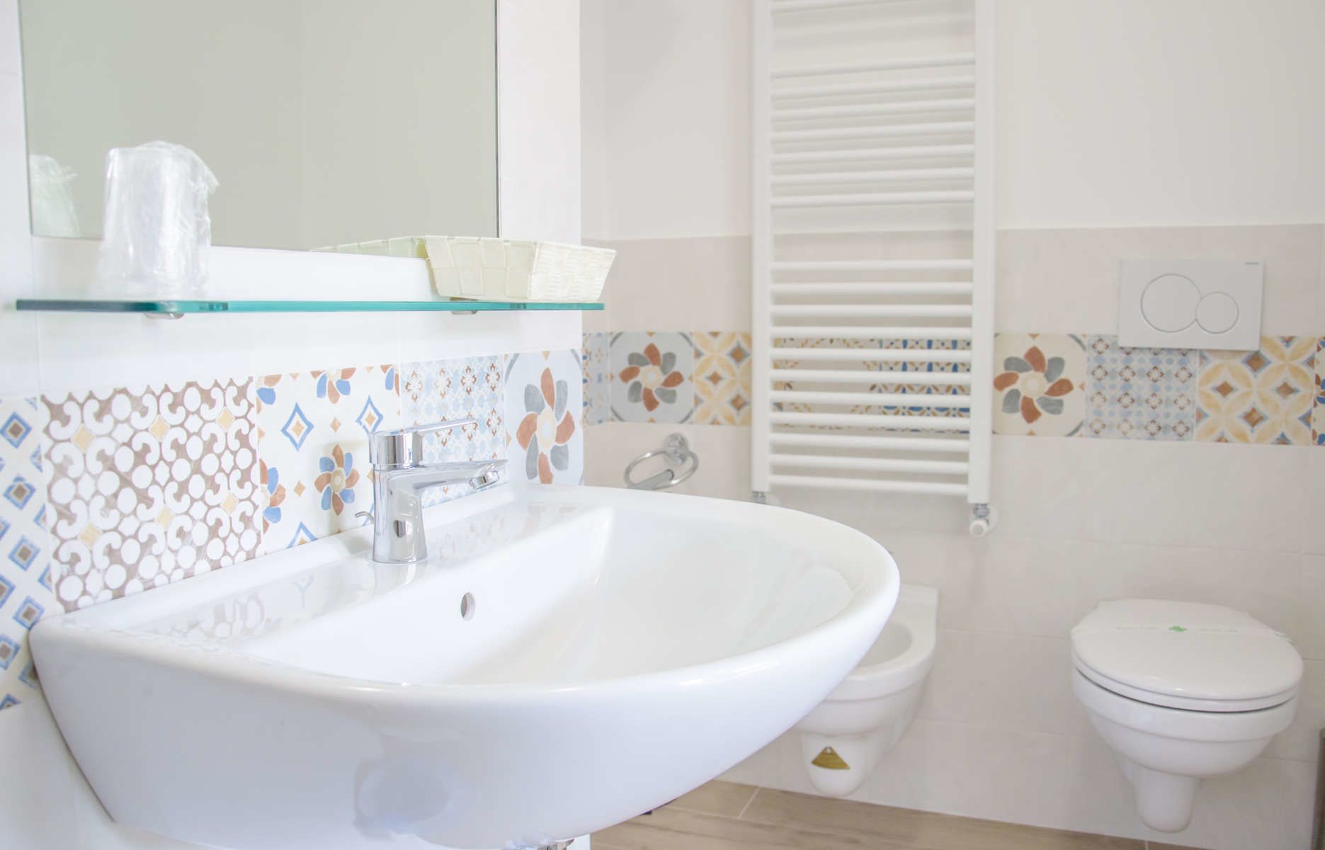 standard double room | bathroom | shower, free toiletries, hair dryer, bidet