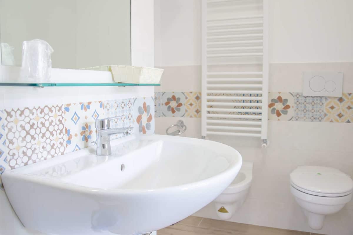 standard double room | bathroom | shower, free toiletries, hair dryer, bidet