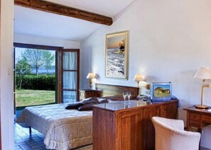 Cubrecamas, caja de seguridad en la habitación y escritorio 