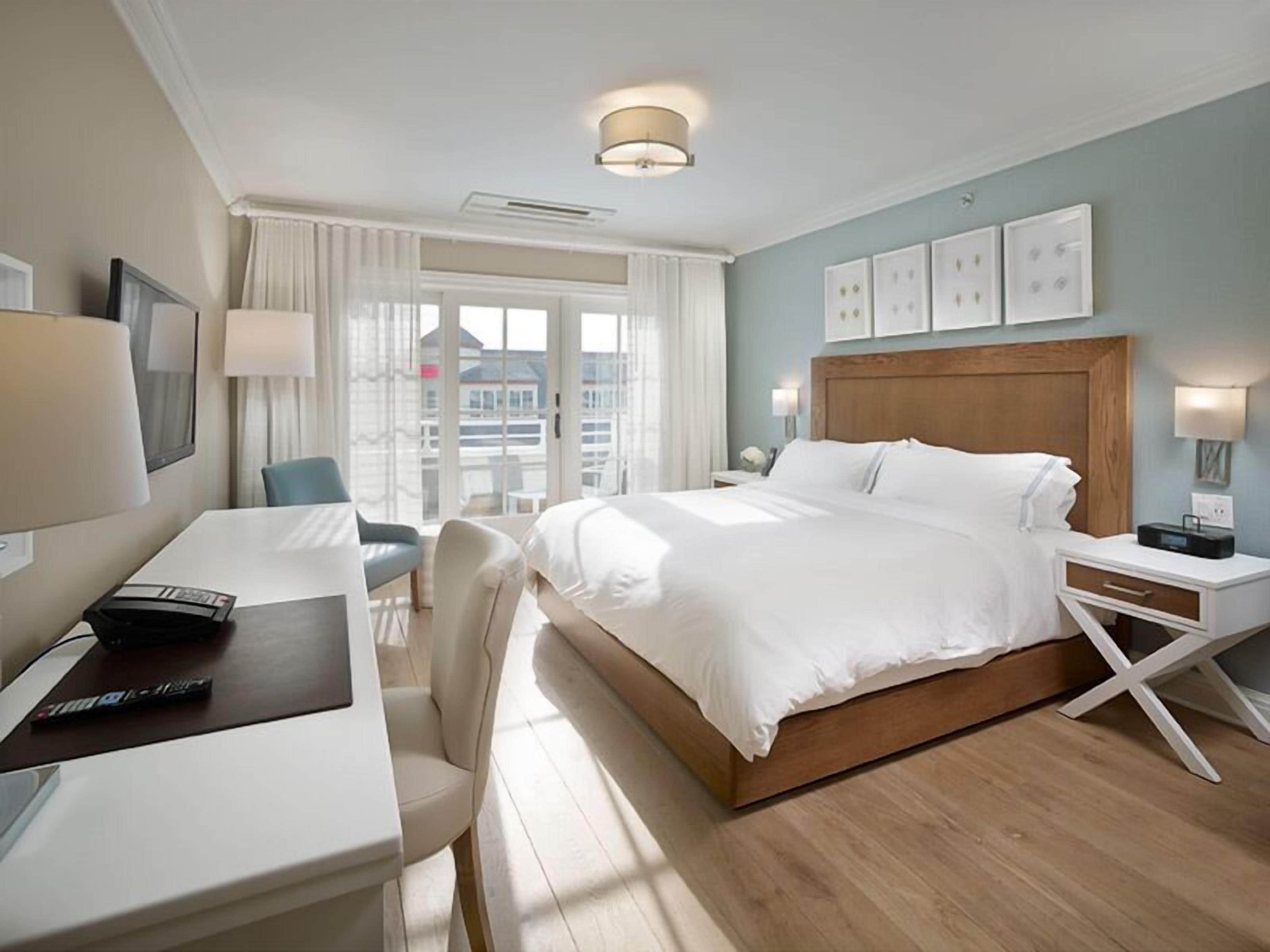 Chambre Standard, 1 très grand lit, balcon, vue ville (Town View King with Balcony)