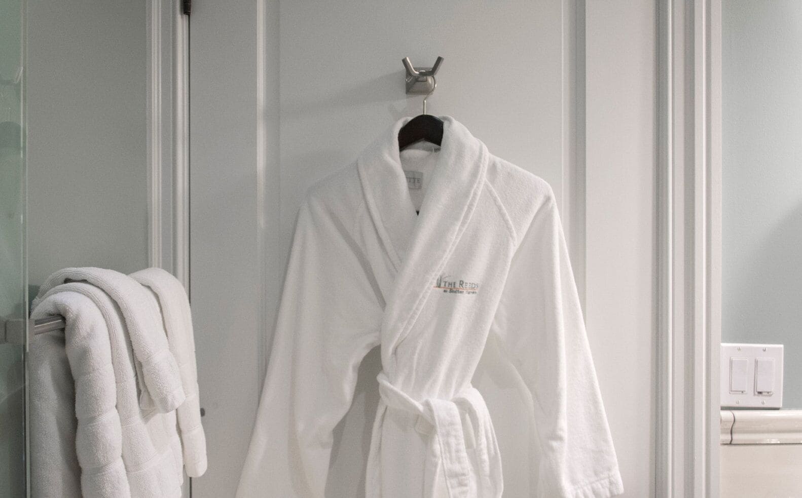 frette italian sheets, premium bedding, in-room safe, desk