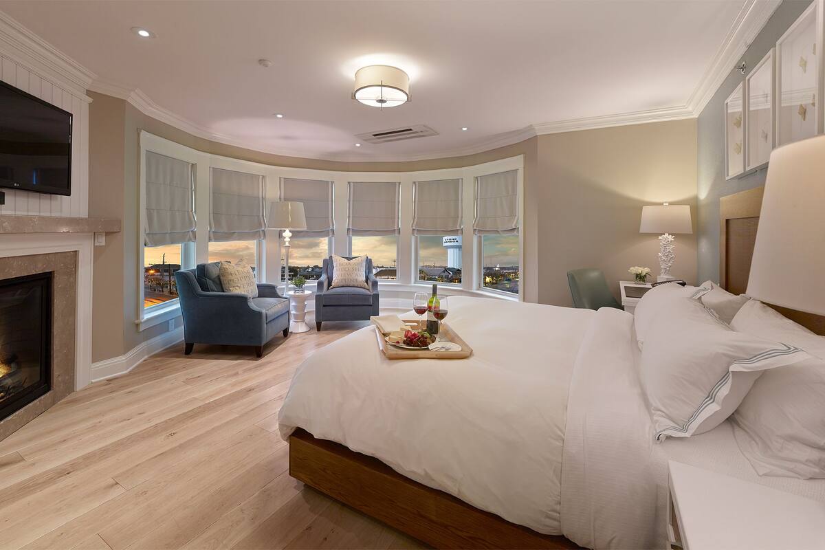 standard room, 1 king bed, city view, corner (town view king corner) | frette italian sheets, premium bedding, in-room safe, desk