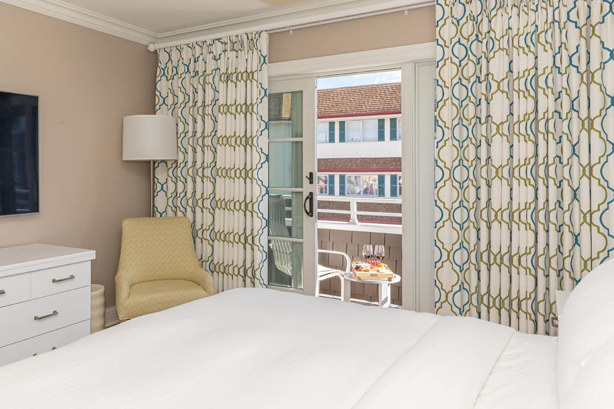 Habitación estándar, 1 cama King size, balcón, vista a la ciudad (Town View King with Balcony) | Sábanas italianas Frette y ropa de cama de alta calidad